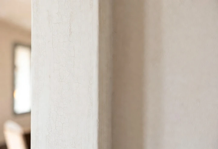 Mur abîmé réparable par peinture couvrante